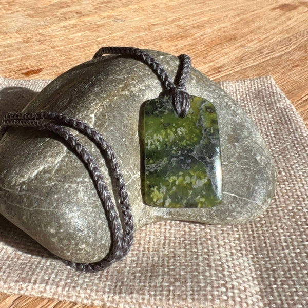 Pounamu (Serpentinite) Pendant